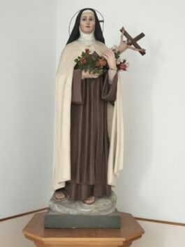 Cartapesta leccese. Una statua di Santa Teresa di Lisieux a Casarano